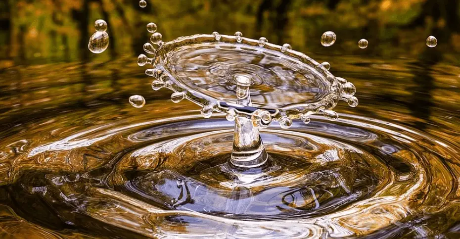Warum hat Wasser eine Oberflächenspannung